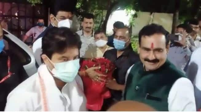 VIDEO: ज्योतिरादित्य सिंधिया-नरोत्तम मिश्रा की हाई टी डिप्लोमेसी, क्या है इस मुलाकात के मायने!