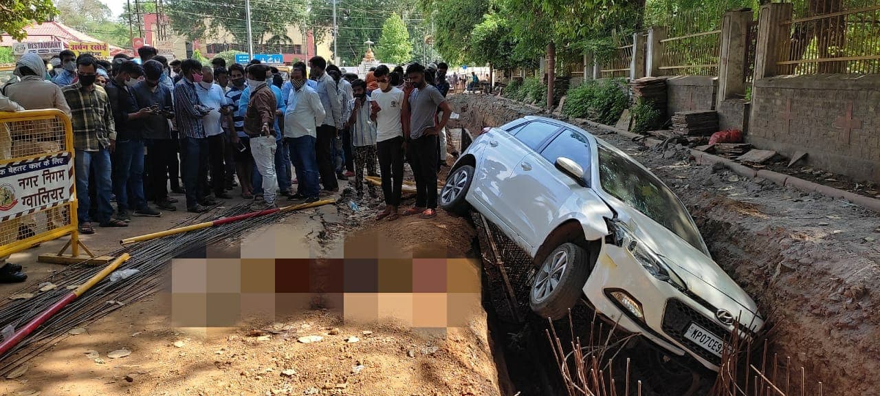 एक्सीडेंट में मां की मौत से बौखलाया बेटा, शव उठाकर ले जारी पुलिस की गाड़ी के पीछे भागा, गोली चलाने के आरोप