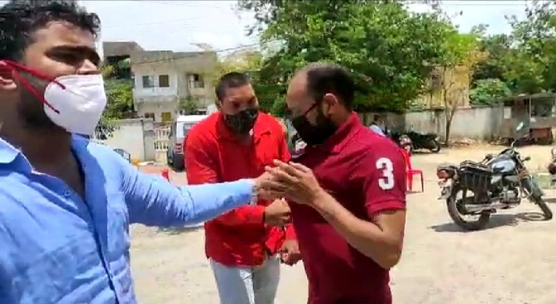 NSUI जिला अध्यक्ष ने ब्लैकमेलर की सरेराह की पिटाई, संगठन के नाम पर कर रहा था अवैध वसूली