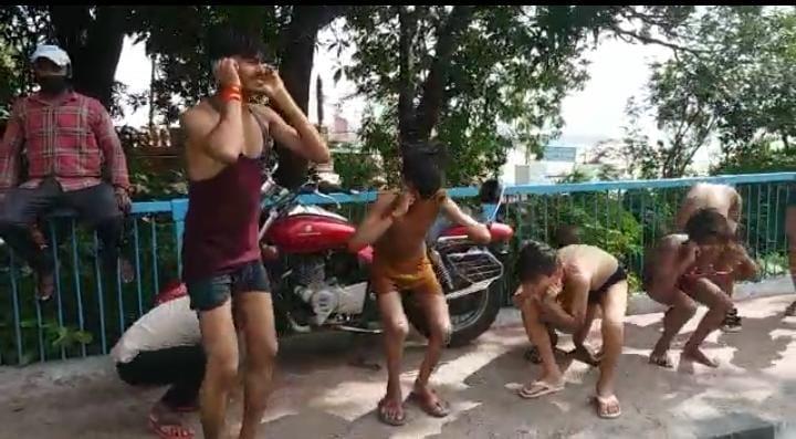 VIDEO: कर्फ़्यू का पालन ना करना पड़ा भारी, पुलिस ने दी अनोखी सजा, देखे वीडियो