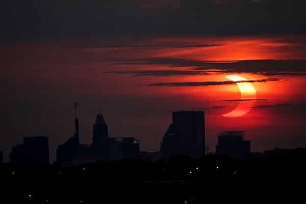 Solar Eclipse 2021: सूर्यग्रहण के दौरान दिखा Ring of Fire का अद्भुत नजारा, देखें तस्वीरें