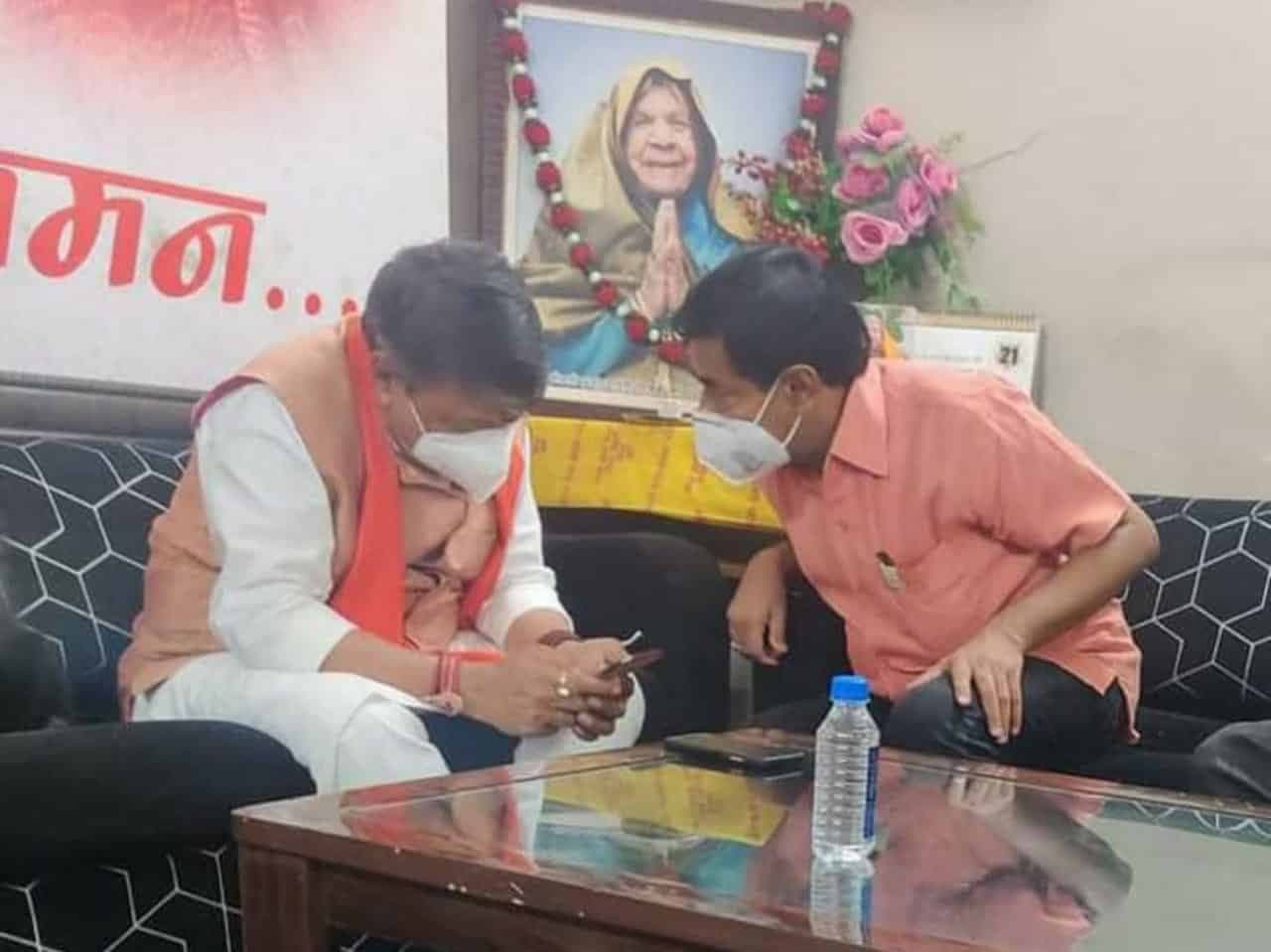 उपचुनाव से पहले पूर्व मंत्री की दिग्गजों से मुलाकात, सियासी पारा गर्म