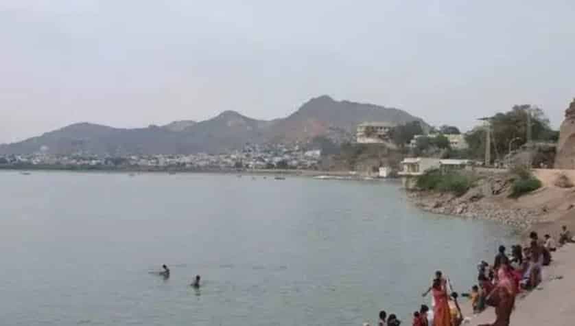 झील में तैरने लगे 500 और 200 के नोट, लोगों में लूटने की होड़