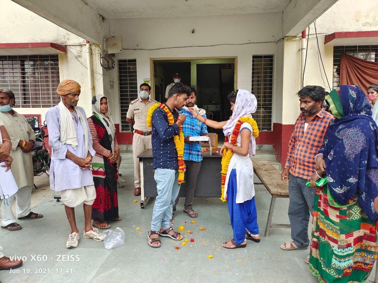 ना बैंड-ना बाजा, प्रेमी जोड़े ने थाने में वरमाला डाल की शादी, पुलिस बने बाराती 