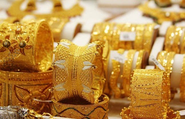 Gold Silver Rate: सोने का दाम लुढ़का, चांदी मे भी गिरावट, जानें आज का रेट