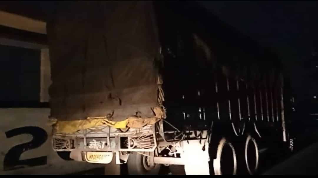 शराब से भरा ट्रक पुलिस ने पकड़ा, कार्यवाही को लेकर पुलिस-आबकारी अमला आमने सामने