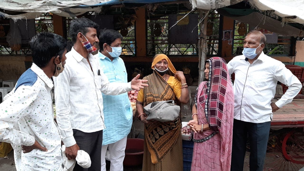 Khandwa News: तंगहाली में भी महिला ने पेश की ईमानदारी की मिसाल, नोटों से भरा बैग लौटाया