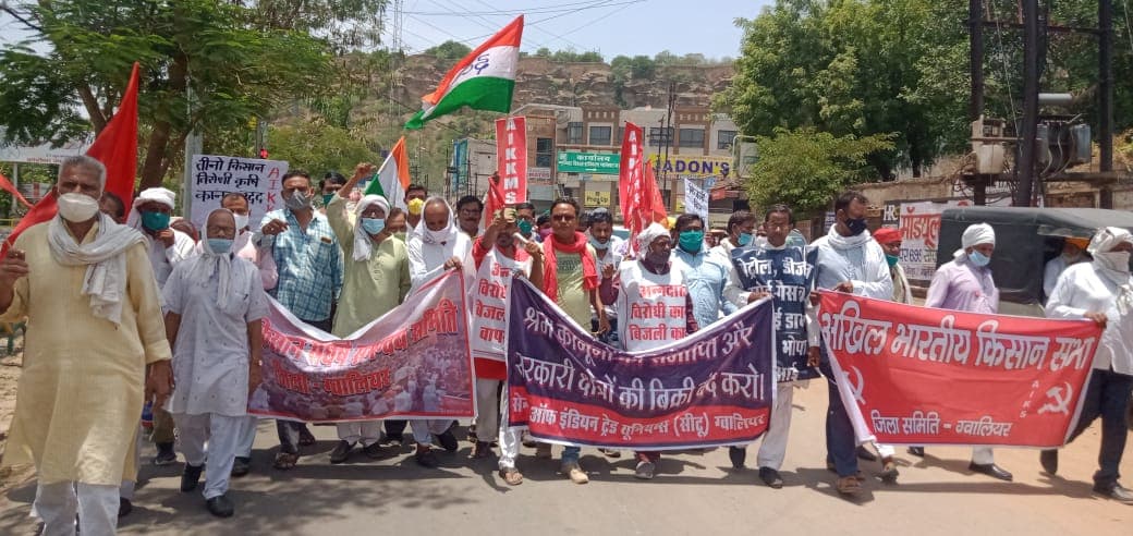 आंदोलन के सात महीने पूरे होने पर किसानों का प्रदर्शन, सौंपा राष्ट्रपति के नाम ज्ञापन