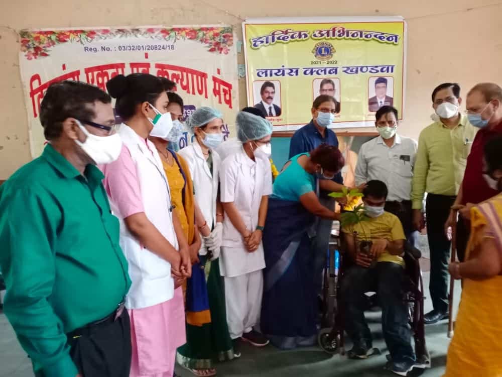Khandwa : दिव्यांगजनों के लिए लगाया गया टीकाकरण शिविर, 102 लोगों को लगी वैक्सीन