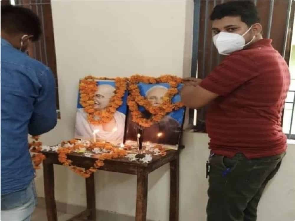 बीजेपी कार्यकर्ताओं ने मोदी की तस्वीर पर चढ़ा दी माला, मोमबत्ती और अगरबत्ती जलाई