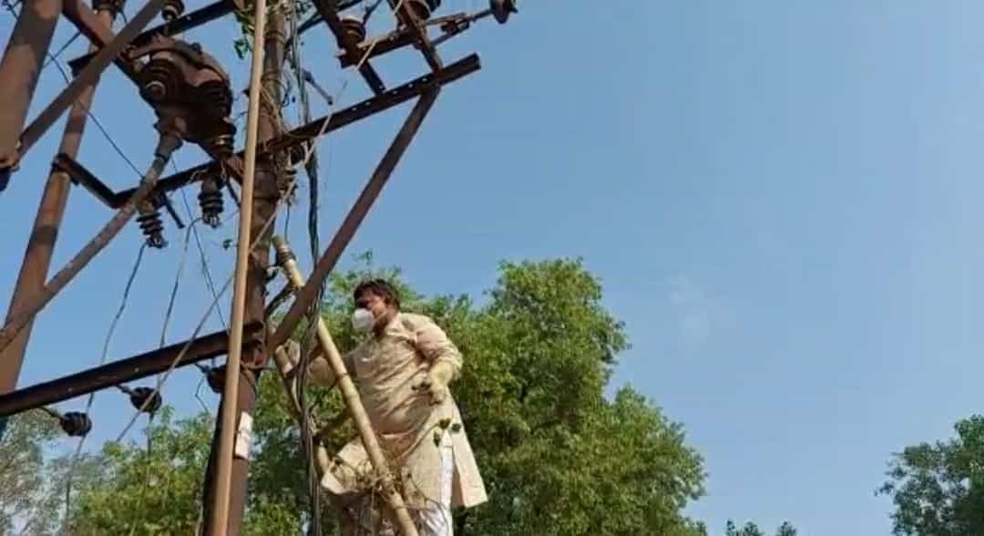 खंबे पर चढ़कर ऊर्जा मंत्री का सफाई करना पड़ा भारी, 8 इंजीनियरों पर विभाग ने की ये कार्रवाई