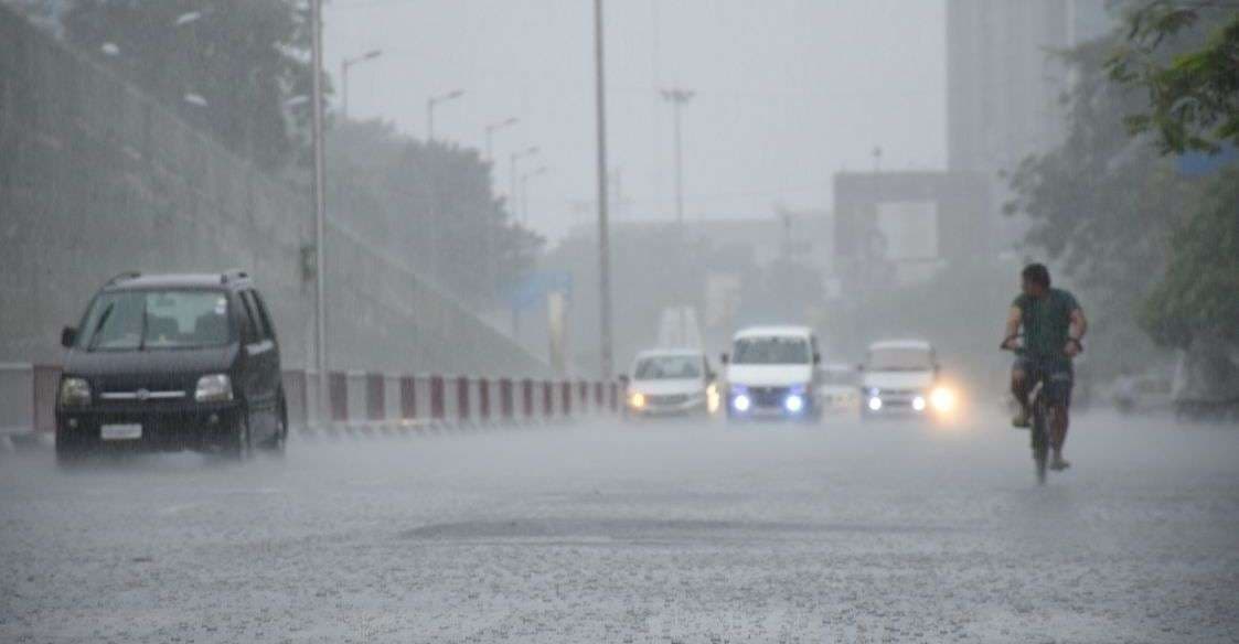 Monsoon Rain: मानसून की दस्तक, मूसलाधार बारिश का रेड अलर्ट, इमारत ढहने से 11 की मौत