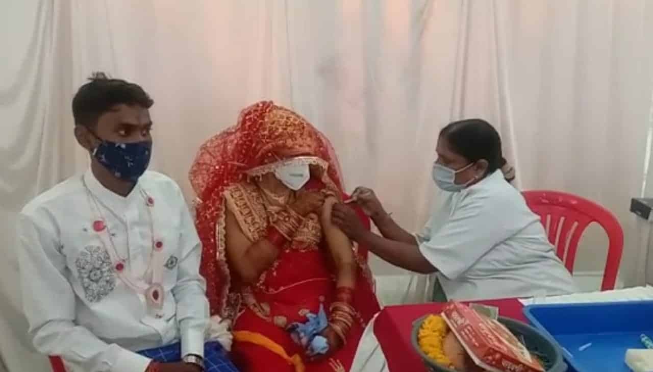 नवविवाहित जोड़े ने भगवान गणेश के सामने लगवाई वैक्सीन, पूछा आप कब लगवाएंगे?
