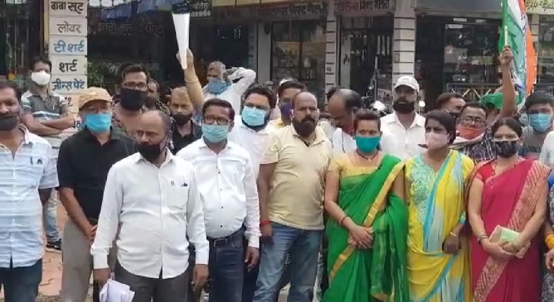 Chhindwara: बढे हुए बिजली बिल को कम करने ब्लाक कांग्रेस कमेटी का हल्लाबोल प्रदर्शन, सौंपा ज्ञापन