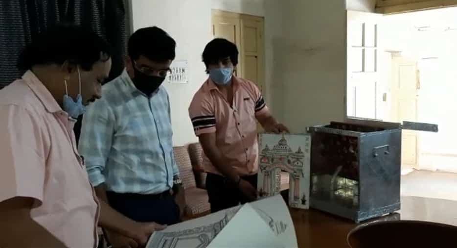 देवास- माता चामुंडा मंदिर पर चांदी के द्वार का प्रस्तावित मॉडल कलेक्टर को दिखाया