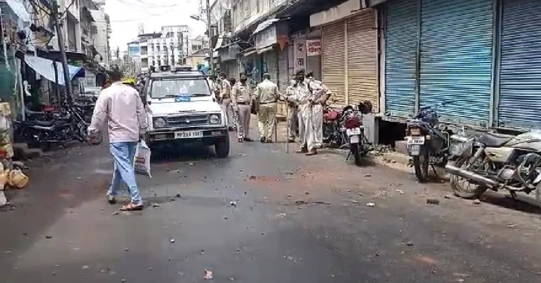 Indore में दो पड़ोसियों के बीच बड़ा विवाद, बीच बाजार जमकर हुआ पथराव, बनी कर्फ्यू की स्थिति