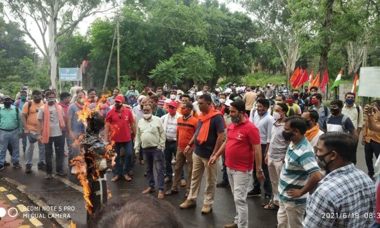 Jabalpur: ओएफबी के निगमीकरण का जताया विरोध, आयुध निर्माणियों ने जलाया केंद्र सरकार का पुतला, कही ये बात