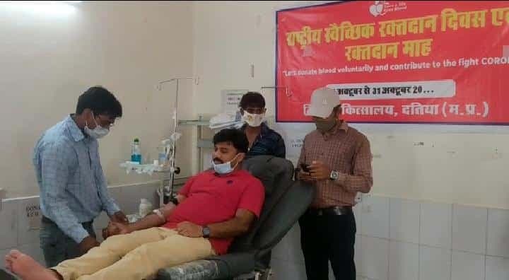 दतिया : बडोनी थाना प्रभारी रविंद्र शर्मा ने पेश की मानवता की मिसाल, खून की कमी से परेशान प्रसूता को डोनेट किया ब्लड