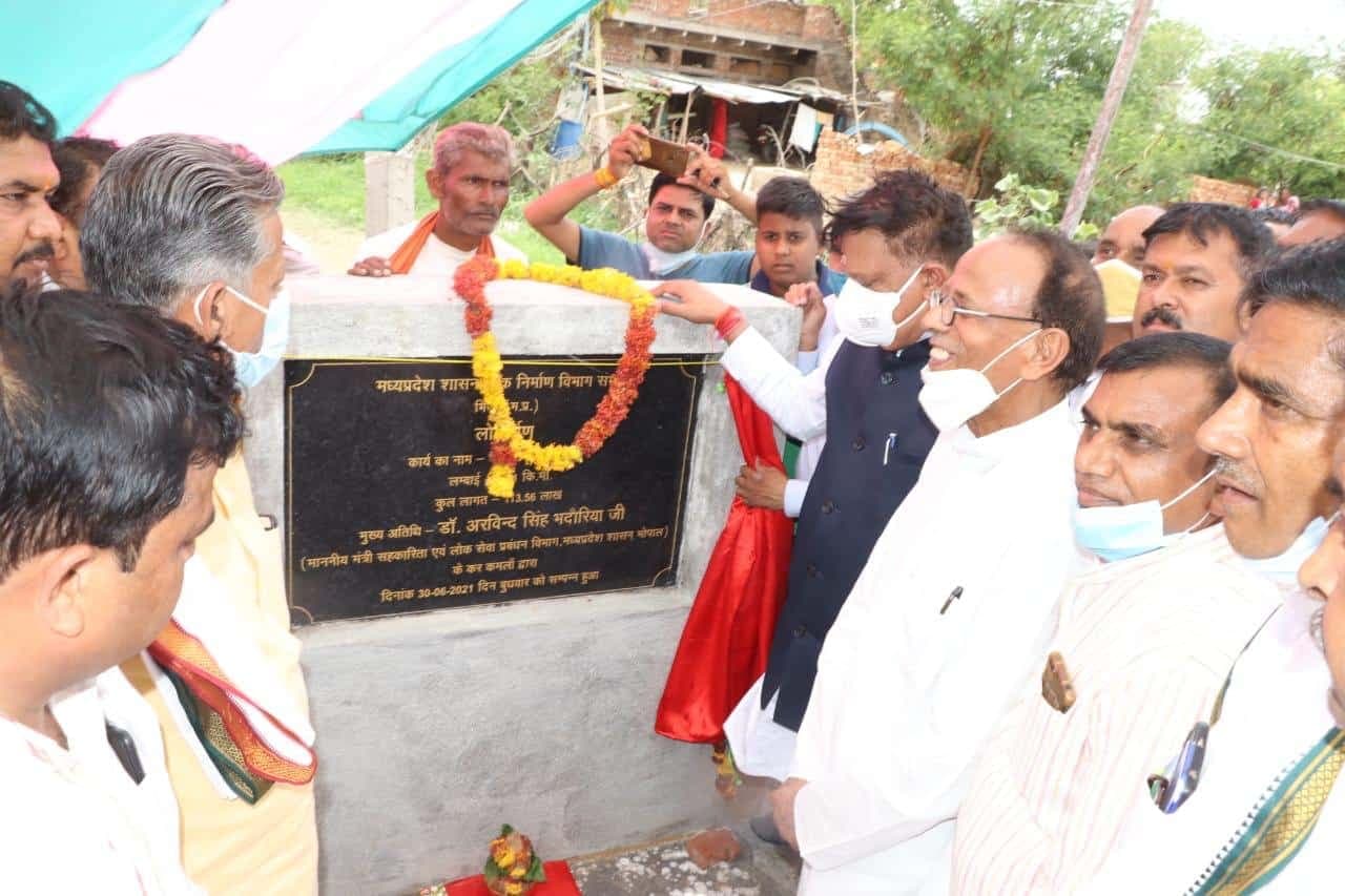 इस मंत्री ने अपने विधानसभा क्षेत्र में खोला सौगातों का पिटारा, क्षेत्र वासियों को वैक्सीनेशन के लिए भी किया प्रेरित