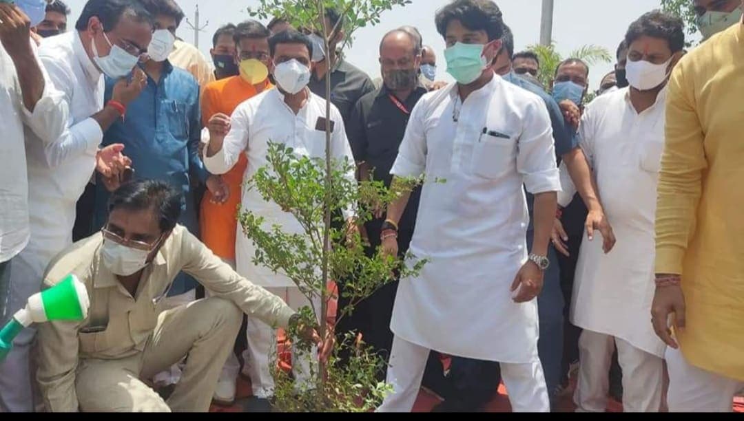 Scindia और सांसद के पी यादव ने अलग-अलग स्थानों पर लगाए पेड़, श्यामाप्रसाद मुखर्जी को किया याद