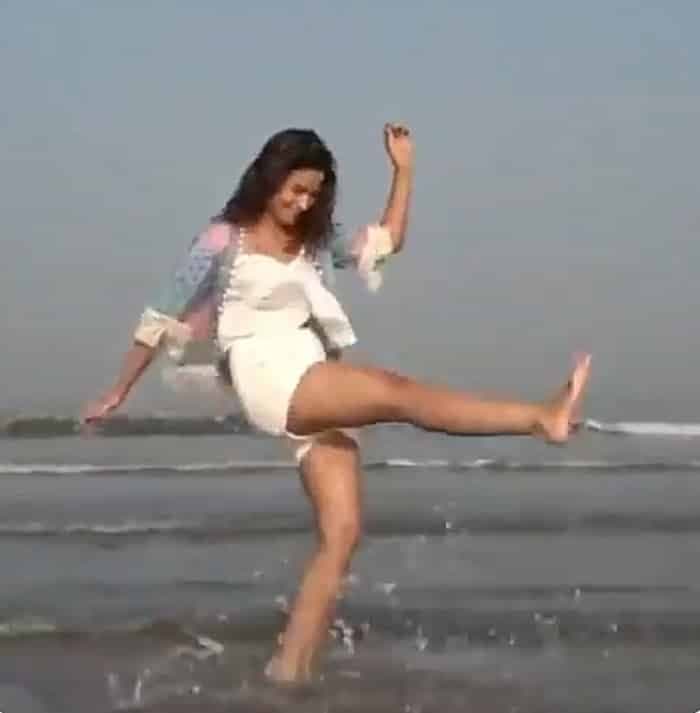 Alia Bhatt : पानियों पे छींटे उड़ाती हुई लड़की…