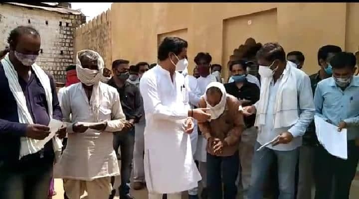 कोरोना प्रभावितों की जयवर्धन सिंह ने की मदद, स्वेच्छानुदान निधि से 132 हितग्राहियों को दिए साढ़े सात लाख रुपए