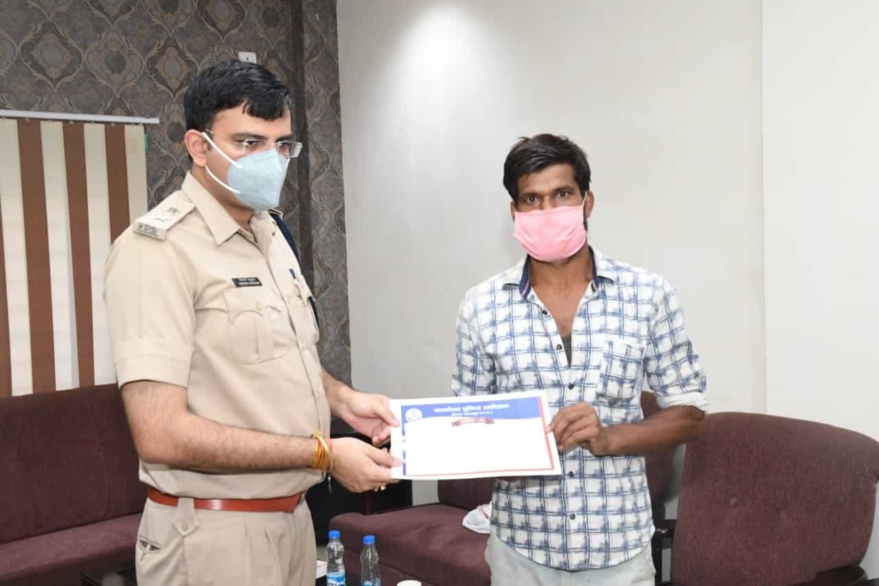 जबलपुर: महंगा मोबाइल पाकर भी नहीं डगमगाया मजदूर का ईमान, एसपी को सौंपा, पुलिस ने दिया प्रशंसा पत्र