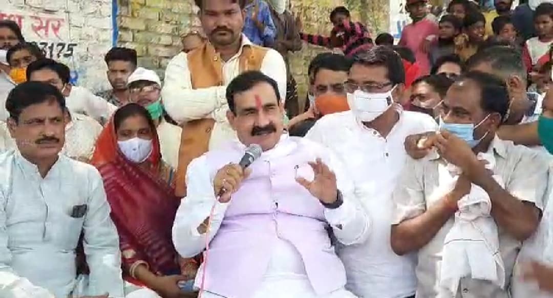 Datia: सब्जी मंडी पहुंचे गृहमंत्री डॉ नरोत्तम मिश्रा, गरीबों को उनका हक दिलाने का किया वादा