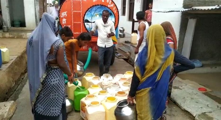 नीमच- गांव में पेयजल की समस्या, एक व्यक्ति ने उठाया घर घर पानी पहुंचाने का बीड़ा