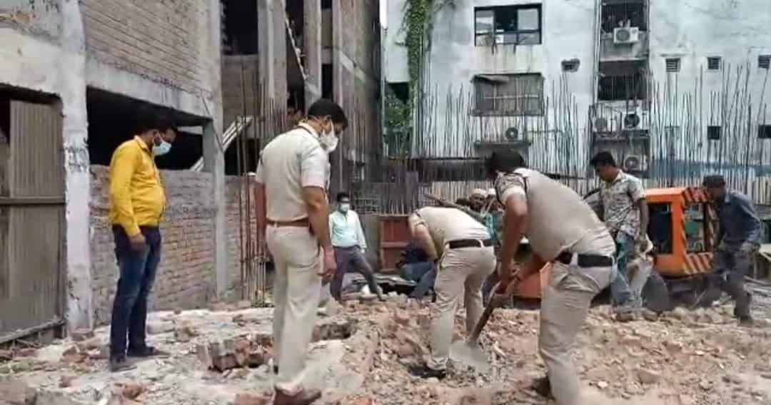 Indore News : निर्माणाधीन दीवार गिरने से मजदूर की मौत, मचा हड़कंप