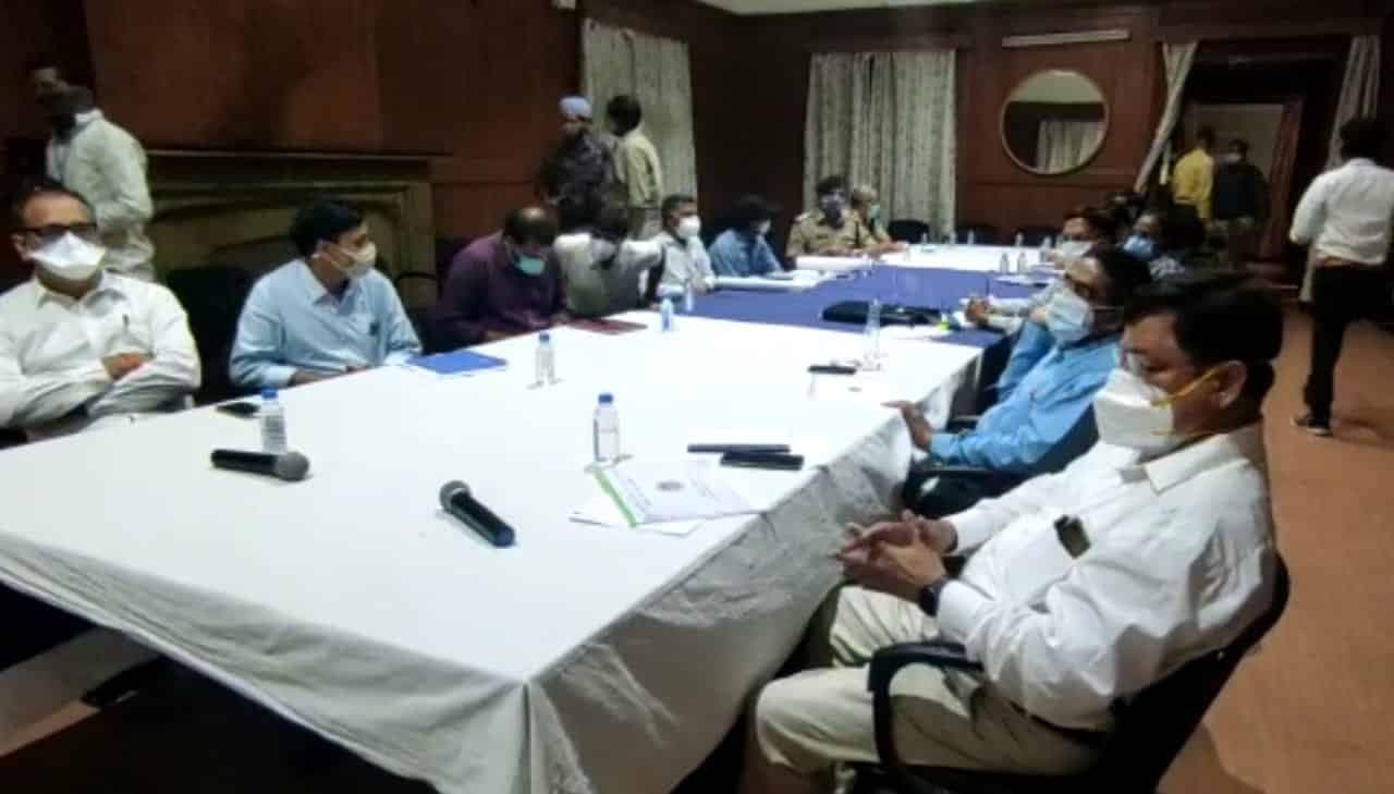 Indore: सांसद को आया इस बात पर गुस्सा, प्रभारी मंत्री के सामने लगाई अधिकारियों को फटकार, देखें Video