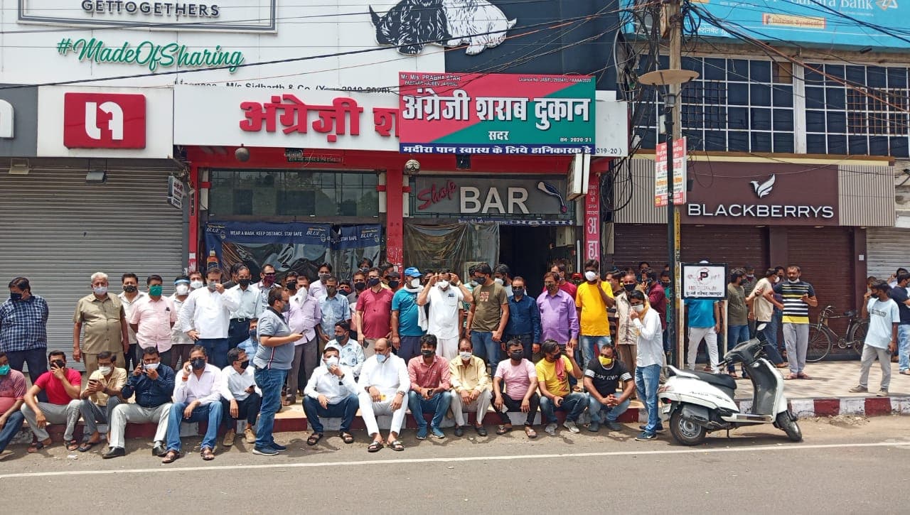 जबलपुर: अनलॉक के दूसरे दिन व्यापारियों का फूटा गुस्सा, शराब की दुकानों के सामने धरना-प्रदर्शन