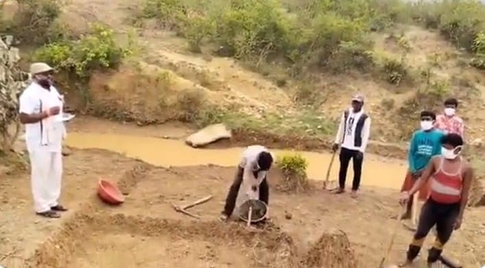 कोरोना वैक्सीनेशन के लिए लोकगायक कर रहे प्रेरित, अपनाया ये तरीका