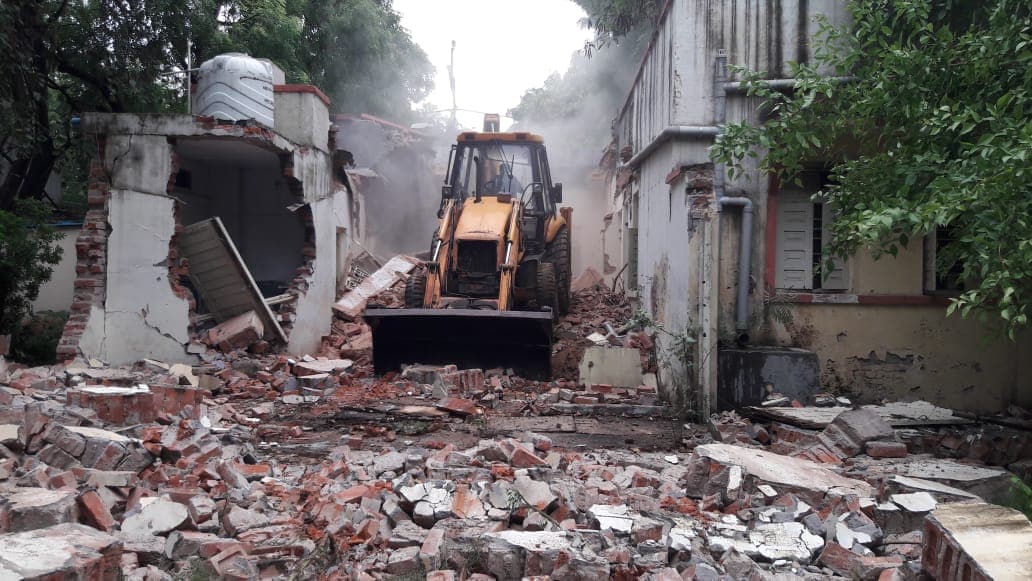 Gwalior News : शासकीय आवास पर चला बुलडोजर, ये है कारण