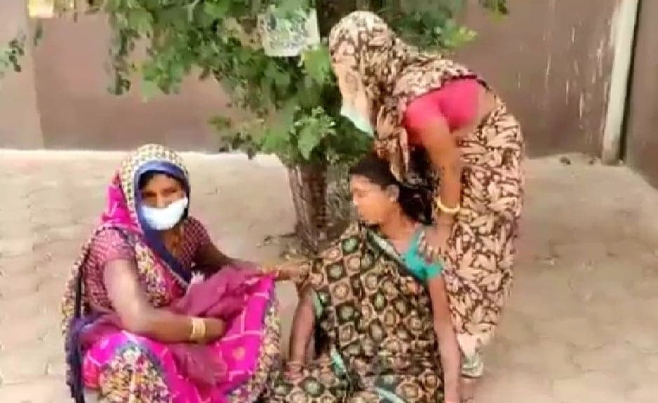 शिवपुरी:  आदिवासी प्रसूता की सास ने लगाई बहू के इलाज की गुहार, डॉक्टर ने जड़ा चांटा, 19 वर्षीय की मौत