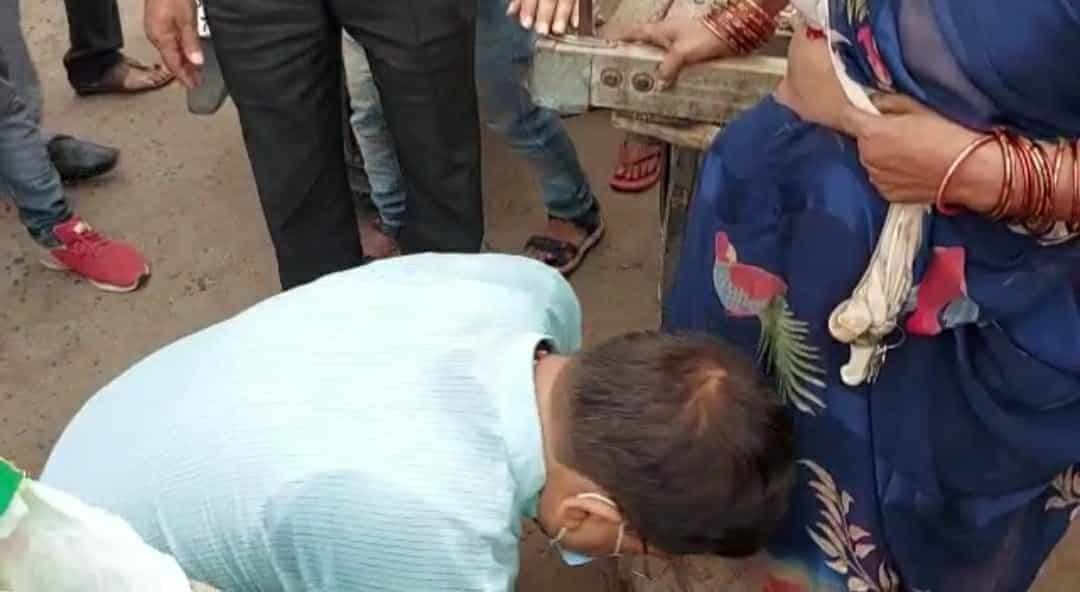 जन जागरूकता अभियान: सब्जी विक्रेता के पैर छूकर बोले ऊर्जा मंत्री “मास्क नहीं तो सामान नहीं”