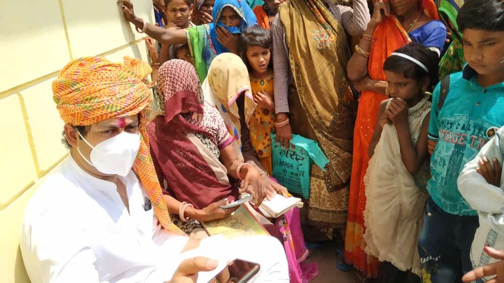 विधायक जयवर्धन सिंह का अनोखा अंदाज, चौपाल में बैठकर समूह की महिलाओं से की चर्चा