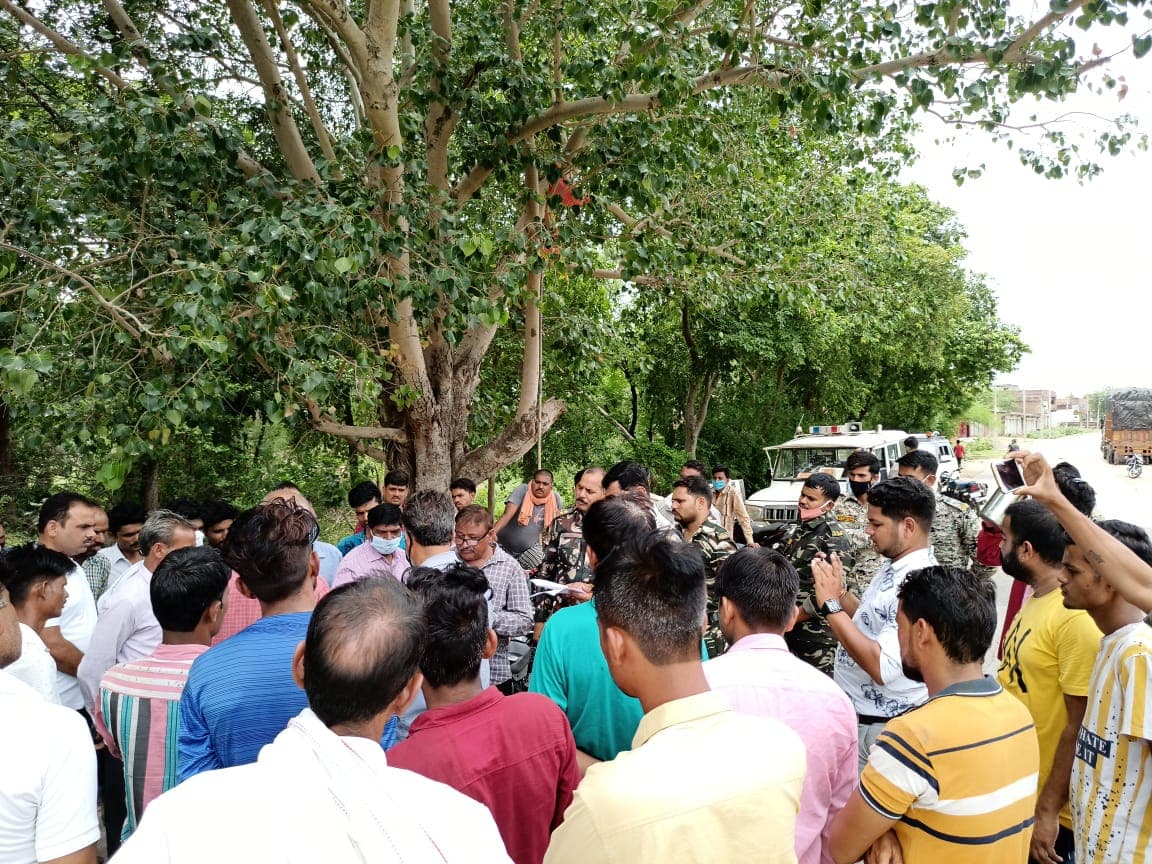 शिवपुरी : पेड़ काटने से गुस्साए ग्रामीणों ने किया हाईवे जाम, पुलिस ने समझाइश के बाद खुलवाया