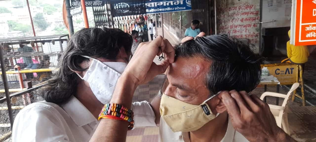ओंकारेश्वर में प्रशासन की लापरवाही, मधुमक्खी के हमले से 15 श्रद्धालु हुए घायल