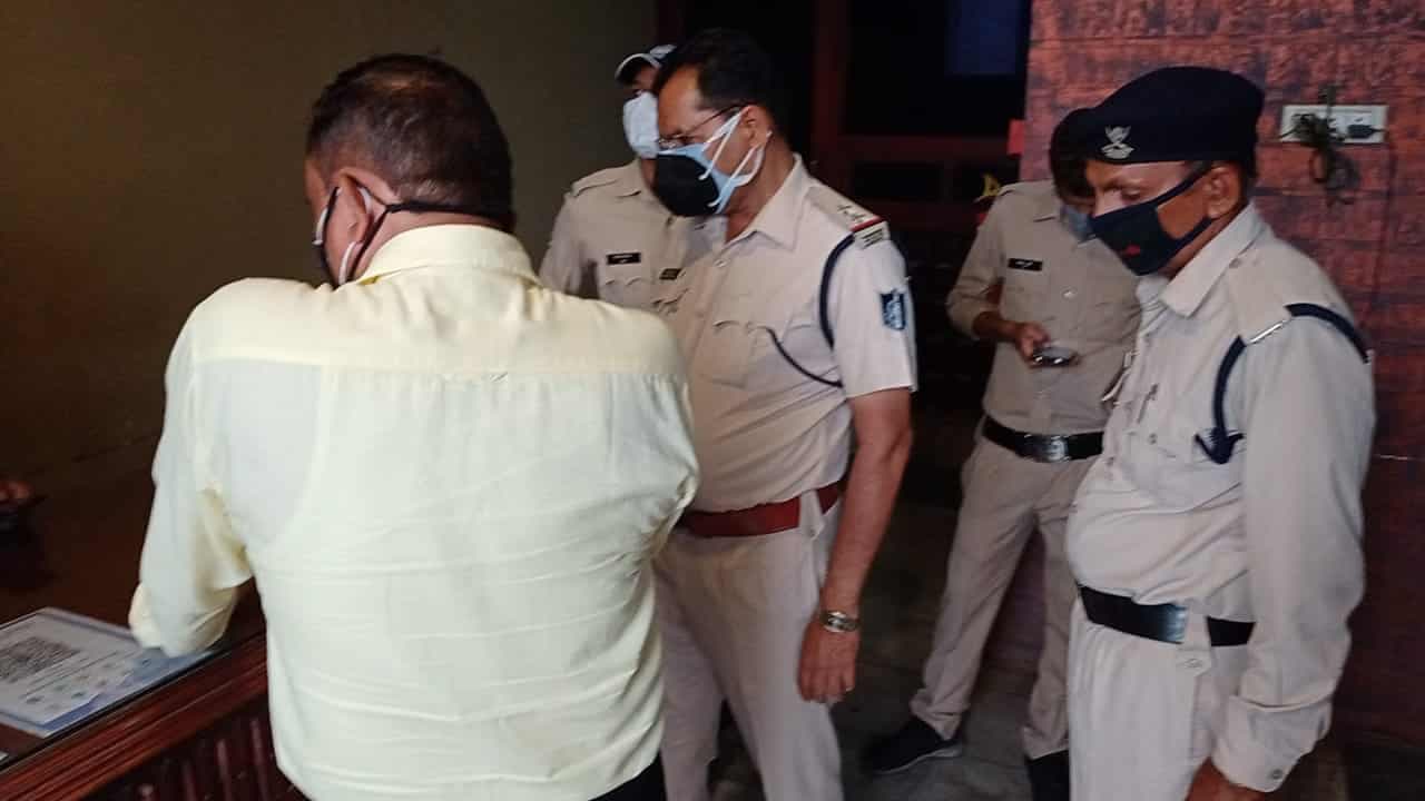 इटारसी : होटल में फर्जी तरीके से कर रहा था मरीजों का इलाज, पुलिस ने की कार्रवाई