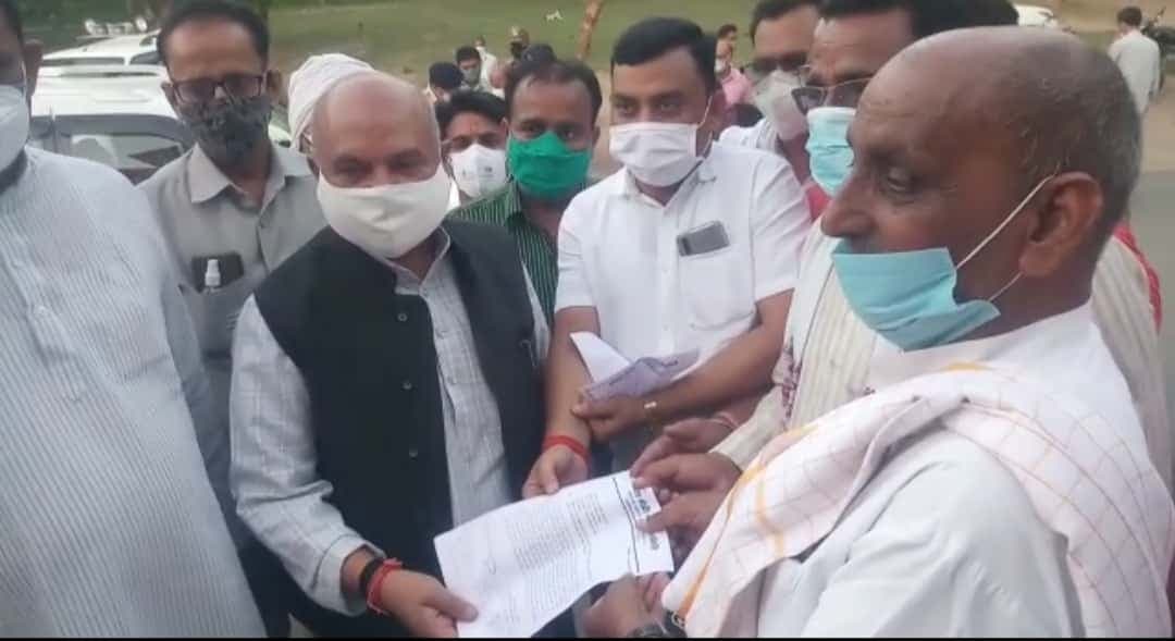 मुरैना में अटल मंत्री बस सेवा ने बसों के संचालन को शुरू करने के लिए केंद्रीय मंत्री को सौंपा ज्ञापन