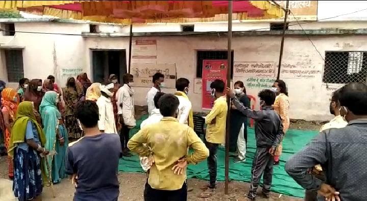 रतलाम : वैक्सीनेशन महा अभियान के बाद टीकों का टोटा, आदिवासी क्षेत्र रावटी में खत्म हुई वैक्सीन