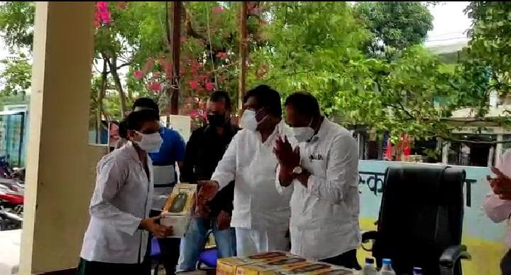 छिंदवाड़ा : वैक्सीनेशन करने वाले स्वास्थ्य कर्मचारियों का कौमी एकता समिति द्वारा किया गया सम्मान