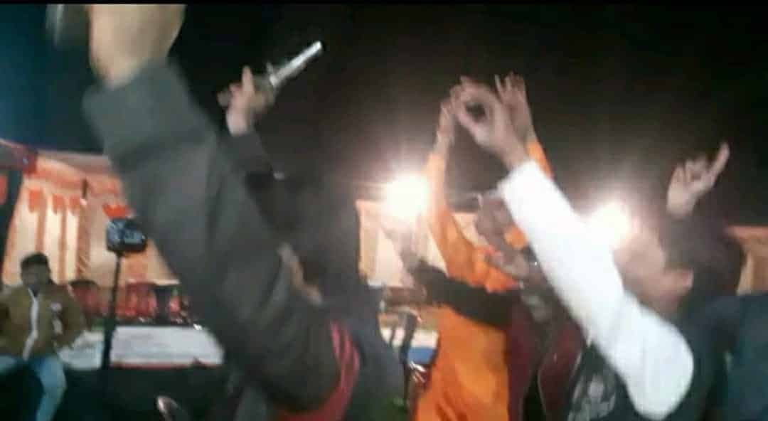 शादी समारोह में कट्टे लहराते युवकों का वीडियो वायरल, पुलिस ने लिया संज्ञान