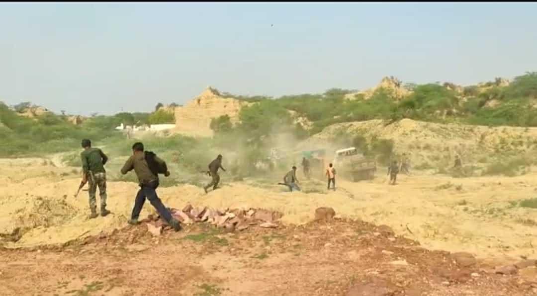 पुलिस और रेत माफिया के बीच फायरिंग, आरोपी 2 ट्रैक्टर ट्रॉली, हथियार सहित दबोचा