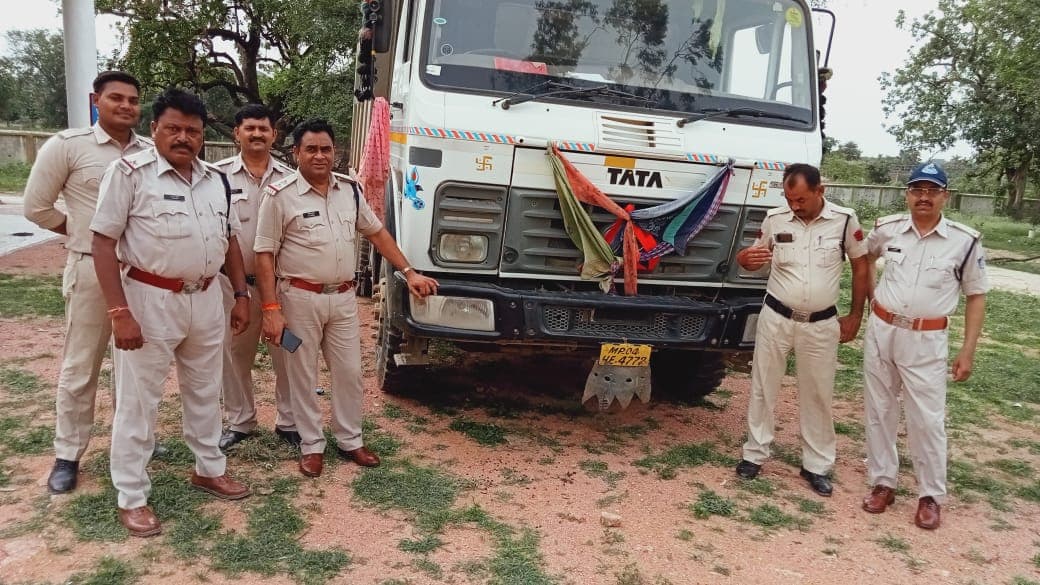 Panna : कैंपस से चोरी हुआ था हाईवा, पुलिस ने 6 घंटे में आरोपी सहित किया बरामद