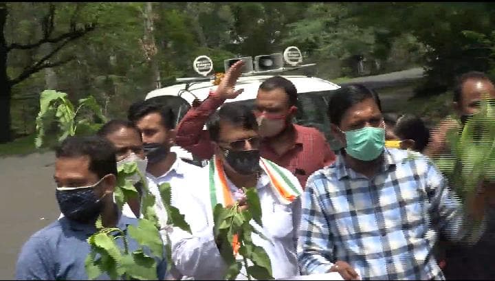 पेट्रोल-डीजल के बढ़ते दामों के खिलाफ कांग्रेस का प्रदर्शन, सांसद प्रज्ञा ठाकुर के निवास को घेरने की कोशिश की