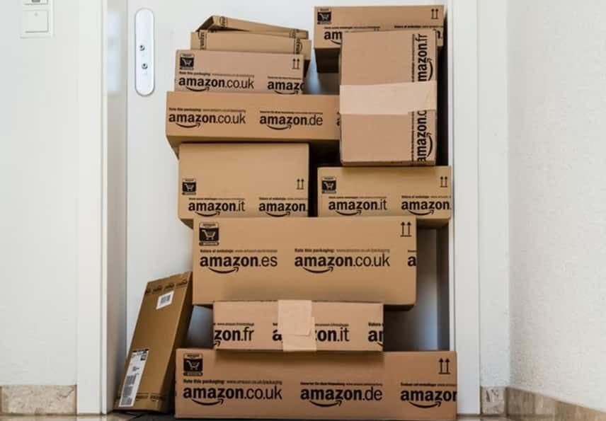 महिला के घर गलती से डिलीवर हुए सैंकड़ों Amazon पार्सल, ब्लॉक हुआ घर का रास्ता