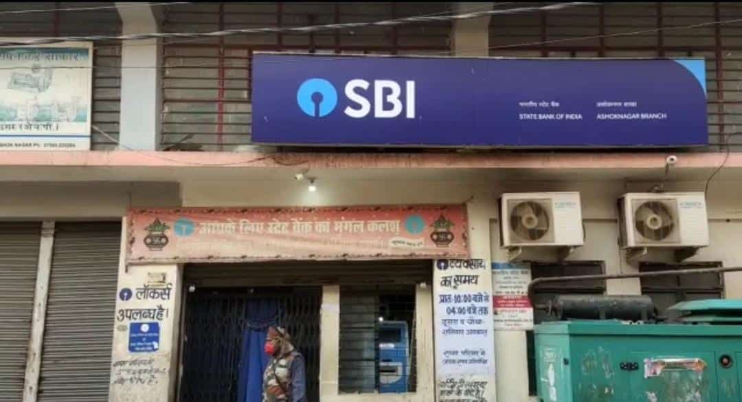 2 बैंकों के लिए बुरा रहा आज का दिन, एक में लगी आग, एक कर्मचारी ने लगाई फांसी