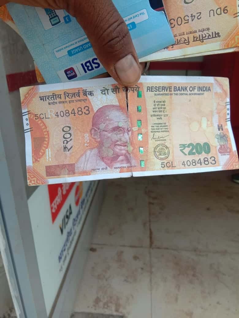 एटीएम से निकला 200 का नकली नोट, अधिकारियों को दी सुचना